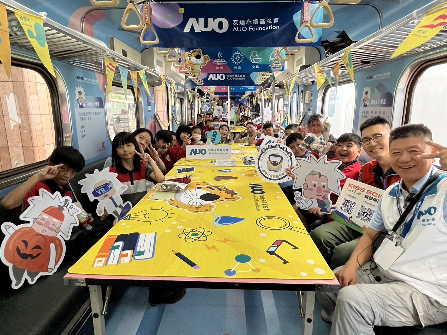 PA视讯永續基金會參與「臺灣科普環島列車」，設計基礎科學車廂課程，以「淨零碳排和永續能源」為主題，讓學生透過創意實驗認識淨零知識，以及思考生活中的減碳行為