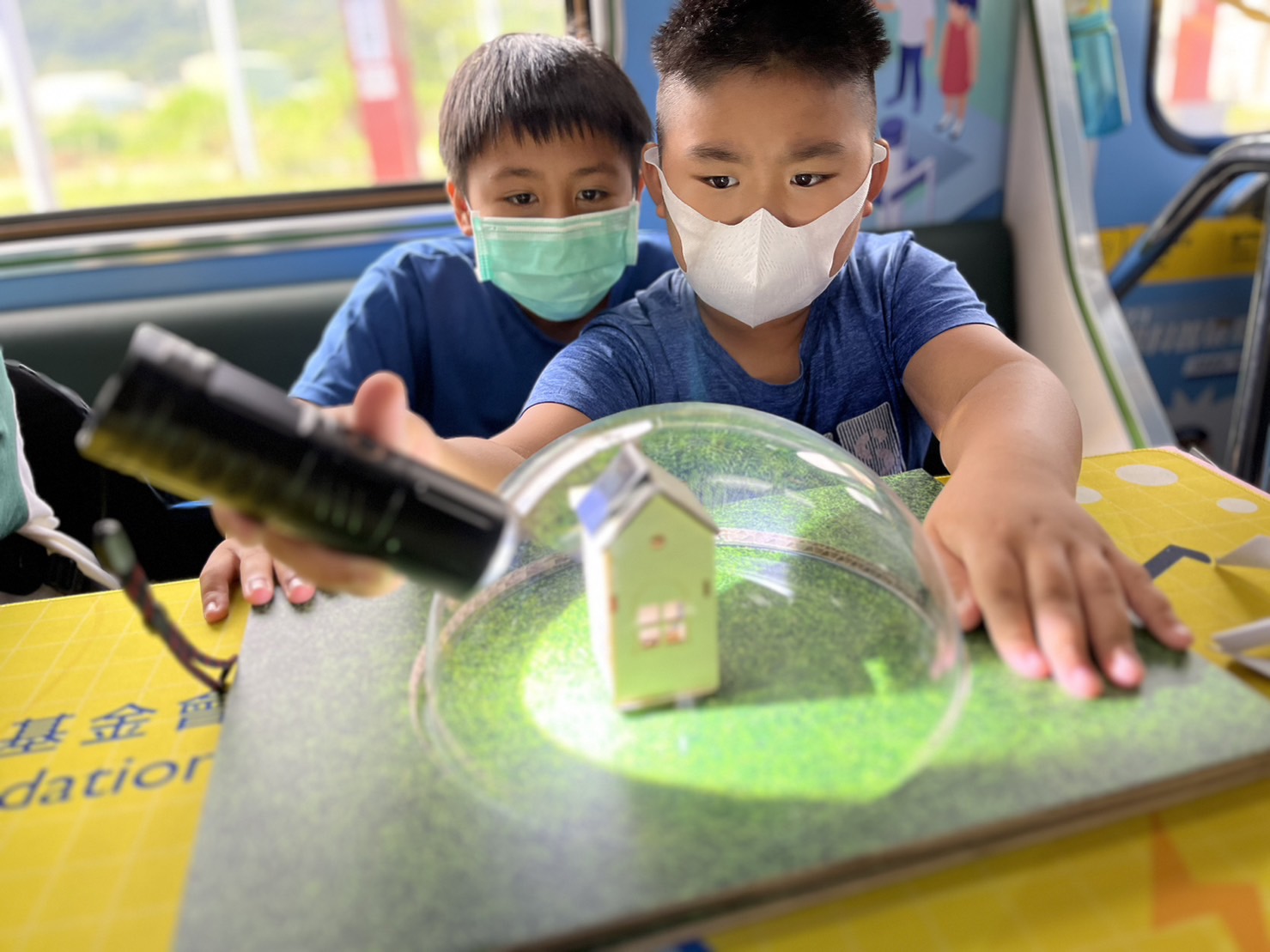 PA视讯參與基礎科學主題車廂，以STEAM教學精神，設計「逐日科學家」、「太陽能工程師」以及「淨零建築師」三大能源科普課程和實驗